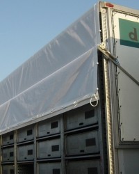 Sistema di arrotolamento per trasporto polli con rete forata in PVC